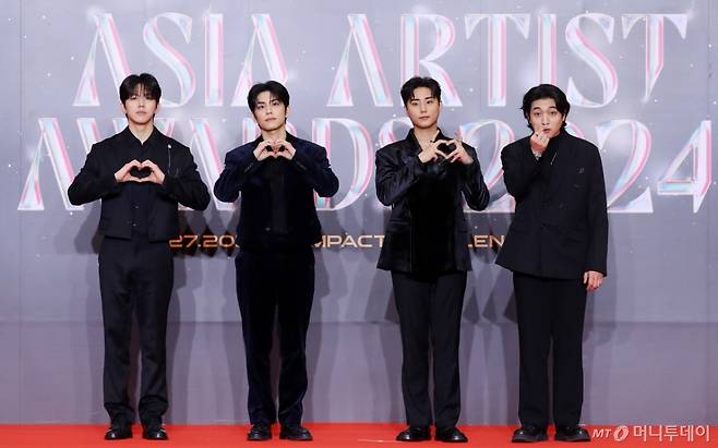 그룹 데이식스가 27일 오후 태국 방콕 임팩트 챌린저 홀 1-2(IMPACT Challenger Hall 1-2)에서 진행된 '제 9회 아시아 아티스트 어워즈'(The 9th Asia Artist Awards, 이하 'AAA 2024')' 레드카펫 행사에 참석해 포즈를 취하고 있다. 2024.12.27 /사진=김창현 chmt@