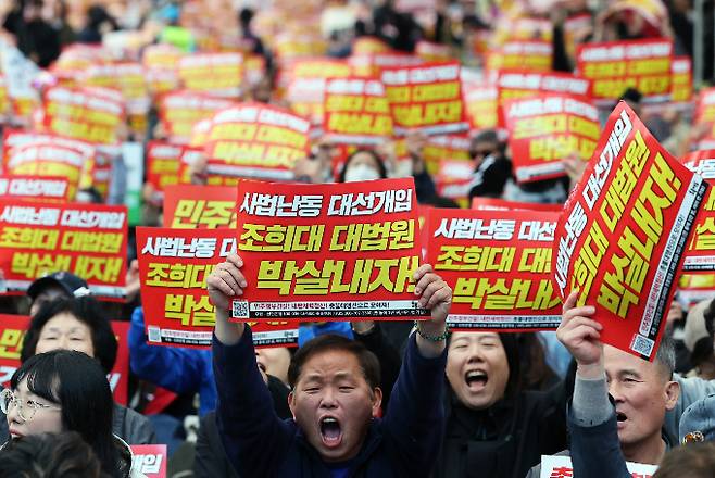 더불어민주당 측이 조희대 대법원장 탄핵 등에 대한 얘기를 꺼내자 이준석 개혁신당 대선후보가 비판했다. 사진은 지난 3일 서울 서초구 대법원 앞에서 열린 촛불대행진에서 참가자들이 대법원의 이 후보 공직선거법 위반 사건 판결을 규탄하는 모습. /사진=뉴스1