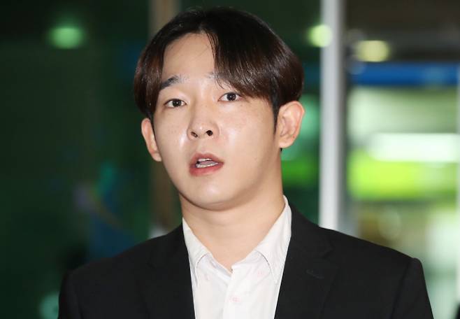 필로폰 투약 혐의로 불구속 기소된 가수 남태현이 2023년 10월19일 오전 서울서부지방법원에서 열린 마약류 관리에 관한 법률 위반 혐의 공판을 마친 뒤 법원을 나서며 인터뷰를 하고 있다. /사진=뉴스1