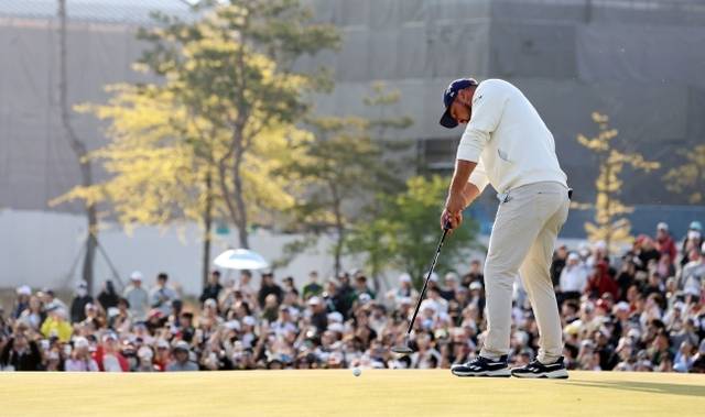 미국의 브라이슨 디섐보가 4일 인천 송도의 잭 니클라우스 골프클럽 코리아에서 열린 LIV 골프 코리아 최종 3라운드에서 많은 갤러리가 지켜보는 가운데 퍼트를 하고 있다. 뉴시스
