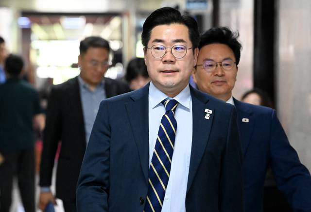 박찬대(가운데) 더불어민주당 상임총괄선대위원장의 모습. 곽성호기자