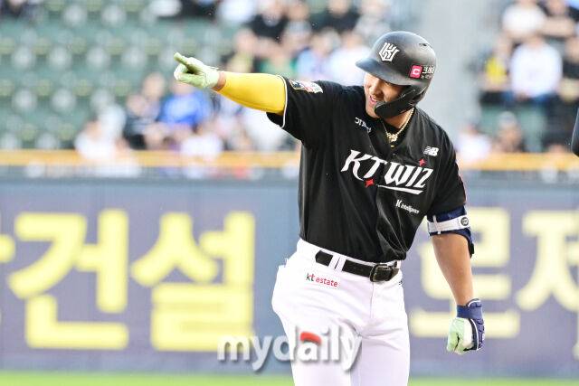 30일 오후 서울 잠실구장에서 진행된 '2025 신한 SOL뱅크 KBO 리그' KT-두산의 경기. kt 안현민이 1회초 무사 1,2루에서 안타를 때린 뒤 환호하고 있다./마이데일리