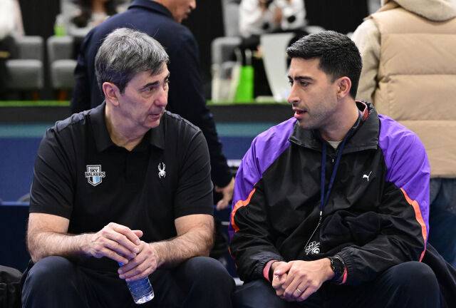 라미레스 대표팀 감독과 블랑 현대캐피탈 감독이 이야기를 나누고 있다 / 한국배구연맹(KOVO)