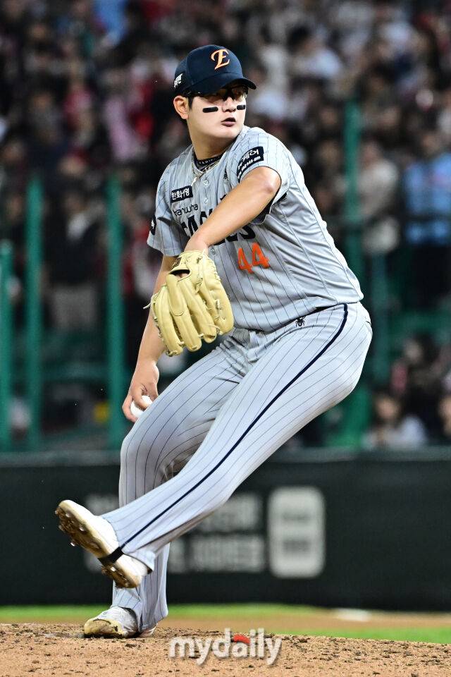 17일 인천 SSG랜더스필드에서 열린 '2025 신한 SOL BANK KBO리그' 한화 이글스와 SSG랜더스 경기. 한화 김서현이 경기 9회말 교체되 마운드에 올라 힘차게 투구하고 있다./마이데일리