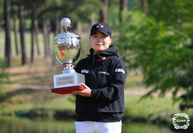 홍정민이 우승 트로피를 들고 있다./KLPGA