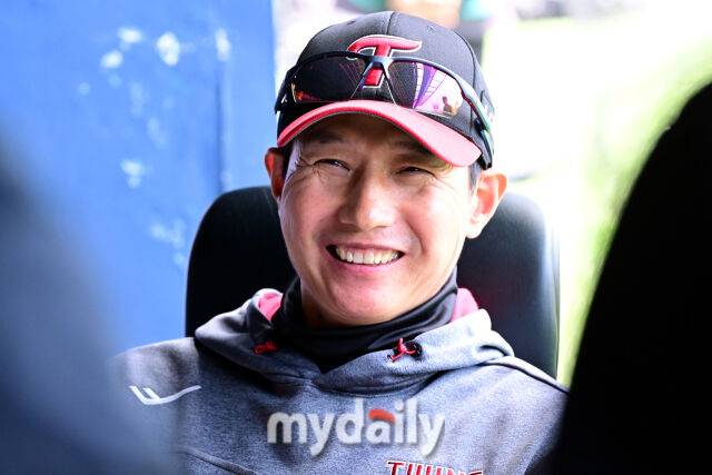 4일 오후 서울 잠실구장에 진행된 '2025 신한 SOL뱅크 KBO 리그' SSG-LG의 경기.LG 염경엽 감독이 경기 전 취재진과 이야기를 나누고 있다./잠실=곽경훈 기자