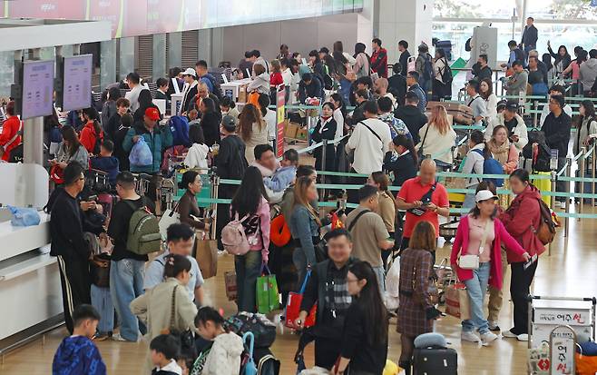 4일 인천국제공항 제1여객터미널 출국장이 여행객들로 붐비고 있다. [연합]
