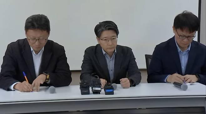 김희섭(왼쪽부터) SKT PR센터장, 임봉호 MNO사업부장, 류정환 네트워크인프라센터장이 4일 서울 중구에서 열린 브리핑에서 취재진의 질문에 답변하고 있다. [JTBC 유튜브 갈무리]