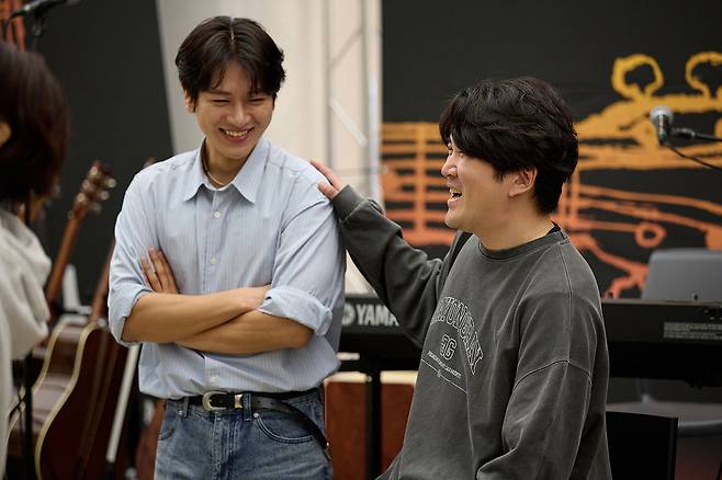 뮤지컬 ‘원스’에서 가이 역을 맡은 한승윤과 서강희 음악 조감독 [신시컴퍼니 제공]