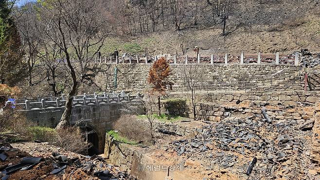 고운사 전각들이 허물어진 모습.