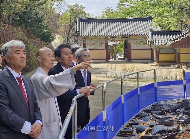 산불로 전각들이 허물어진 현장을 살펴보는 고운사 주지 등운 스님(왼쪽 두 번째)과 정원주 조계종 중앙신도회 회장(헤럴드·대우건설 회장, 맨 왼쪽), 정용식 헤럴드 상무(왼쪽 세 번째)