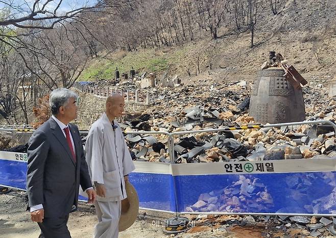 산불로 전각들이 허물어진 현장을 살펴보는 고운사 주지 등운 스님(오른쪽)과 정원주 조계종 중앙신도회 회장(헤럴드·대우건설 회장).
