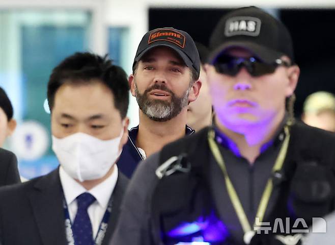 [서울=뉴시스] 홍효식 기자 = 도널드 트럼프 미국 대통령의 장남 트럼프 주니어가 30일 오후 인천국제공항 제1터미널을 통해 출국하고 있다.트럼프 주니어는 정용진 신세계그룹 회장의 초청으로 지난 29일(어제) 방한해 1박 2일 일정으로 국내 주요 대기업 총수와 릴레이 면담을 가졌다. (공동취재) 2025.04.30. photo@newsis.com