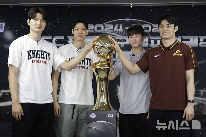 [서울=뉴시스] 최동준 기자 = 지난 1일 서울 강남구 KBL센터에서 열린 2024-2025 KCC 프로농구 챔피언결정전 미디어데이에서 양팀 감독과 선수들이 기념촬영을 하고 있다.왼쪽부터 서울 SK 안영준, 김선형, 창원 LG 양준석, 유기상. 2025.05.01. photocdj@newsis.com