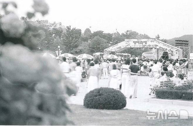 [서울=뉴시스] 1985년 에버랜드 장미축제 개막 당시 장미원 모습. (사진= 삼성물산 리조트부문 제공) photo@newsis.com