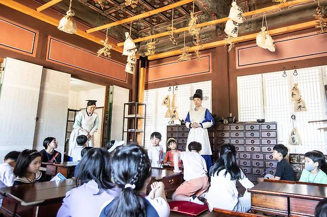 [서울=뉴시스] 어린이 궁중문화축전 의관 체험 (사진=국가유산진흥원 제공) 2025.04.26. photo@newsis.com *재판매 및 DB 금지