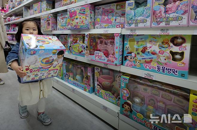 [서울=뉴시스] 이영환 기자 = 어린이날을 하루 앞둔 4일 서울 종로구 동대문 문구·완구 도매 종합시장을 찾은 한 어린이가 장난감을 들고 이동하고 있다. 2025.05.04. 20hwan@newsis.com