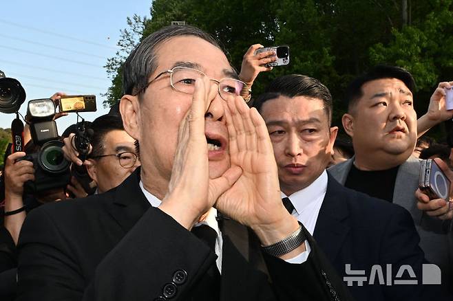 [광주=뉴시스] 이영주 기자 = 한덕수 전 국무총리가 2일 오후 광주 북구 운정동 국립5·18민주묘지에서 오월 영령을 향한 참배에 나서던 중 참배를 반대하는 광주시민들에 가로막혀 돌아선 뒤 시민들을 향해 읍소하고 있다. 2025.05.02. leeyj2578@newsis.com