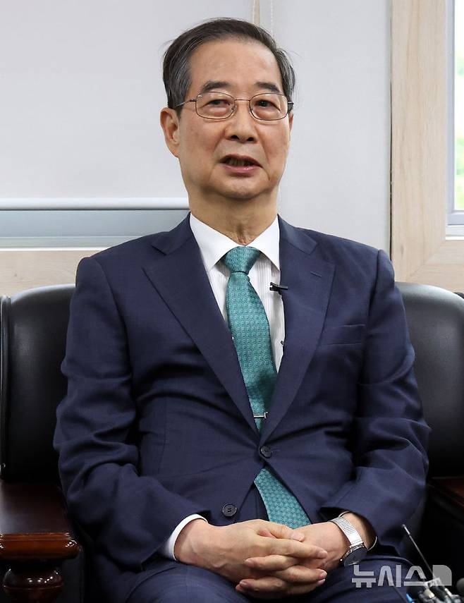 [서울=뉴시스] 추상철 기자 = 대선 출마를 선언한 한덕수 전 국무총리가 3일 오후 서울 영등포구 여의도 국회 헌정기념관에서 정대철 헌정회장을 예방하고 있다. 2025.05.03. scchoo@newsis.com