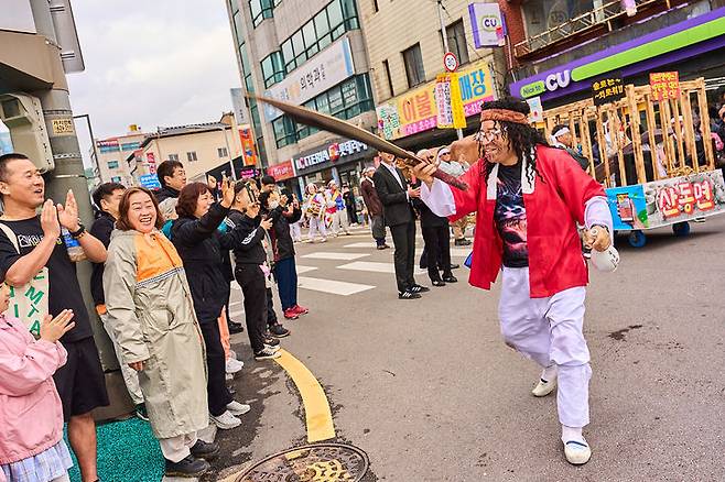 [남원=뉴시스] 김종효 기자 = '제95회 춘향제'가 펼쳐지고 있는 지난 3일 남원 광한루원 일원에서 시민과 관광객 참여 대표 프로그램인 '발광난장 대동길놀이'가 펼쳐지고 있다. 망나니 분장을 한 산동면팀 참가자가 시민들을 놀리며 지나가고 있다. (사진=남원시 제공) 2025.05.04. photo@newsis.com  *재판매 및 DB 금지