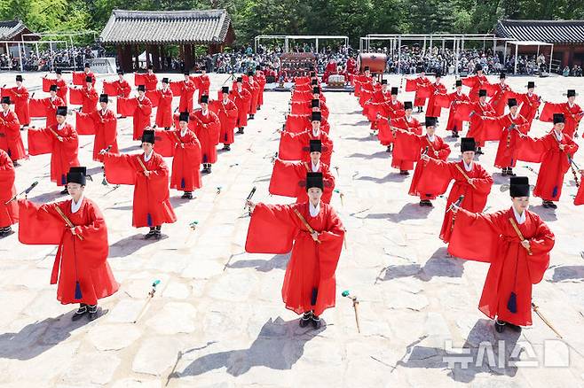 [서울=뉴시스] 이영환 기자 = 4일 오후 서울 종로구 종묘 정전에서 봉행된 '종묘대제'에서 무용수들이 종묘제례악에 맞춰 일무를 펼치고 있다. (공동취재) 2025.05.04. photo@newsis.com