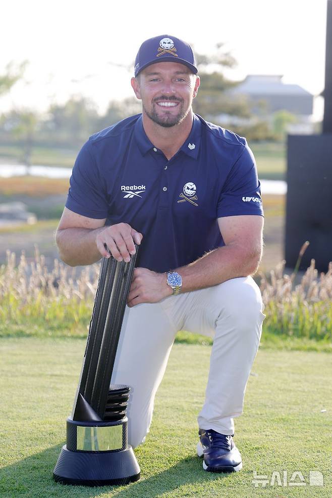 [인천=뉴시스] 홍효식 기자 = 브라이슨 디섐보가 4일 인천 연수구 송도 잭 니클라우스 골프클럽 코리아에서 열린 LIV 골프 코리아에서 우승해 트로피와 포즈를 취하고 있다. 2025.05.04. yesphoto@newsis.com