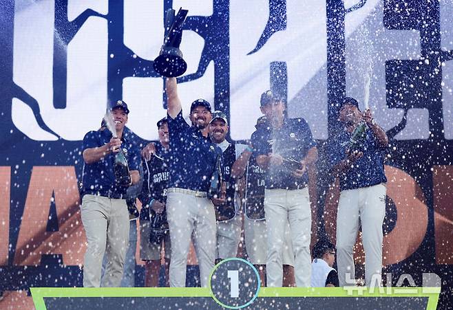 [인천=뉴시스] 홍효식 기자 = 브라이슨 디섐보가 이끄는 크러셔스 GC 팀이 4일 인천 연수구 송도 잭 니클라우스 골프클럽 코리아에서 열린 LIV 골프 코리아 시상식에서 우승 세리머니를 하고 있다. 2025.05.04. yesphoto@newsis.com