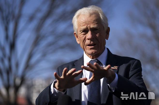 [워싱턴=AP/뉴시스] 도널드 트럼프 미국 대통령의 '관세 책사'인 피터 나바로 백악관 무역·제조업 고문은 중국을 "흡혈귀"로 부르며 영국과 유럽연합(EU)이 중국으로부터 "피를 빨릴 것"이라고 경고했다. 사진은 나바로 고문이 지난 3월 12일 워싱턴 백악관에서 기자회견 하는 모습. 2025.05.04.