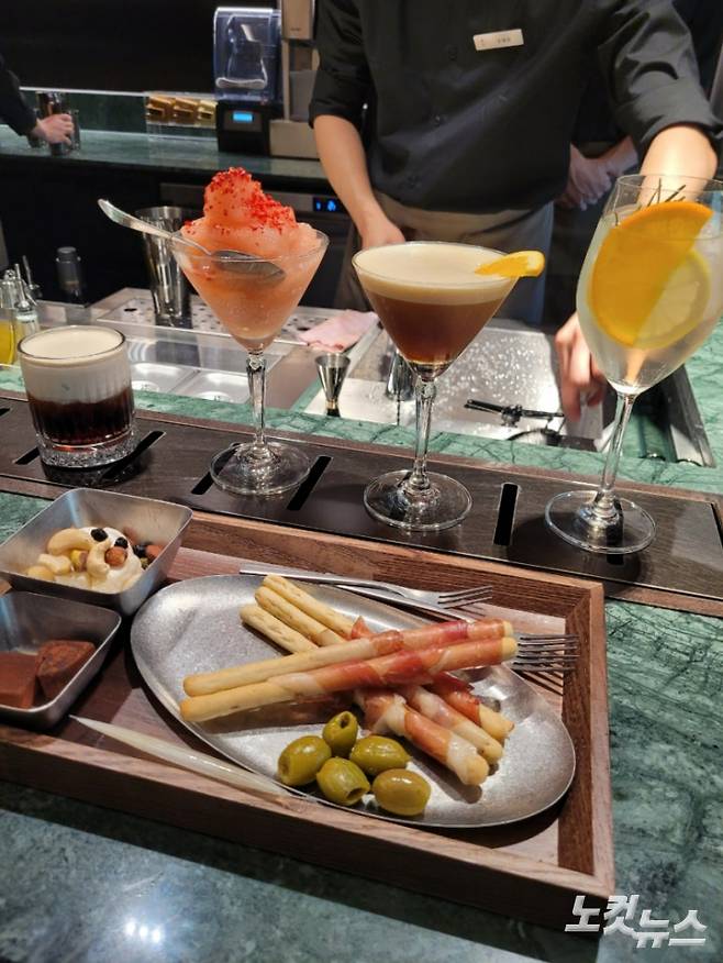 스타벅스 장충라운지R점에서 선보이는 각종 칵테일 음료. 김기용 기자