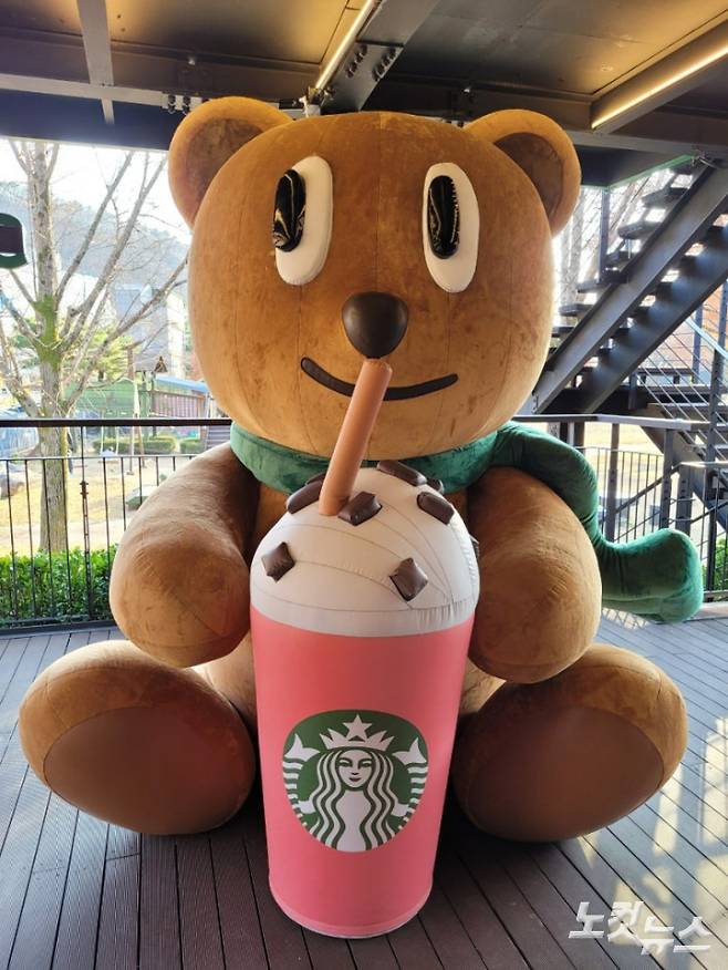 스타벅스 가나아트파크점 1층 테라스에 설치된 조형물. 김기용 기자