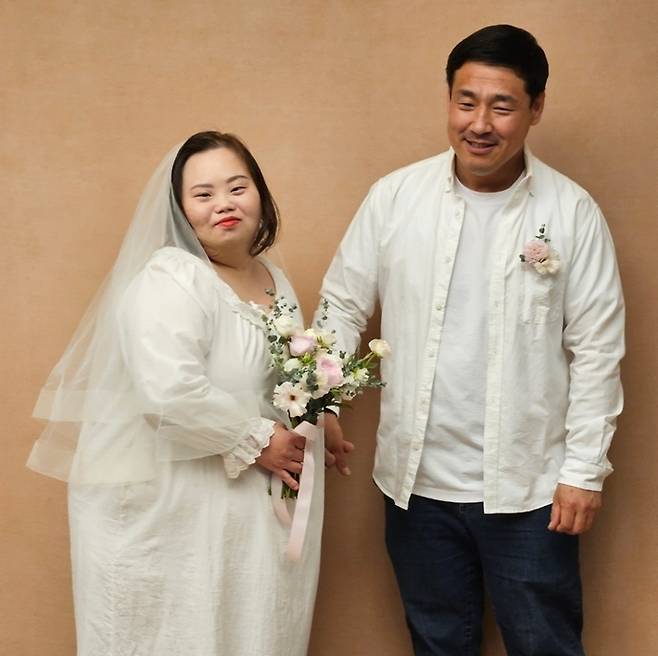 왼쪽부터 정은혜 작가, 신랑 조영남씨. 정은혜 인스타그램