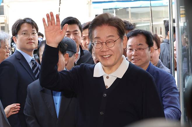 더불어민주당 이재명 대선 후보가 4일 경북 예천군 도청신도시에서 김밥집에 들어서며 인사하고 있다. 연합뉴스