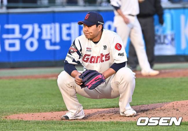 [OSEN=부산, 이석우 기자] 3일 부산 사직야구장에서 2025 신한 SOL 뱅크 KBO 리그 롯데 자이언츠와 NC 다이노스의 경기가 열린다. 홈팀 롯데는 박진, 방문팀 NC는 신민혁이 선발 출전한다.롯데 자이언츠 선발 투수 박진이 3회초 1실점 하고 아쉬운 표정을 짓고 있다. 2025.05.03 / foto0307@osen.co.kr