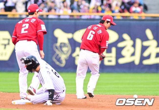 [OSEN=잠실, 조은정 기자3일 오후 서울 잠실구장에서 ‘2025 신한 SOL BANK KBO리그’ LG 트윈스와 SSG 랜더스의 경기가 열렸다.이날 경기에 홈팀 LG는 임찬규를 방문팀 SSG은 김광현을 선발로 내세웠다.3회말 1사 1루 LG 홍창기 땅볼 때 SSG 2루수 김성현이 포구실책을 범하고 있다. 2025.05.03 /cej@osen.co.kr