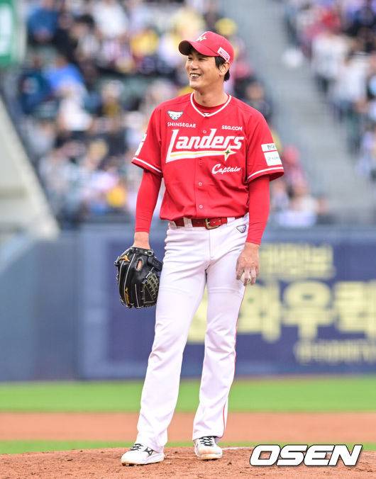 [OSEN=잠실, 조은정 기자3일 오후 서울 잠실구장에서 ‘2025 신한 SOL BANK KBO리그’ LG 트윈스와 SSG 랜더스의 경기가 열렸다.이날 경기에 홈팀 LG는 임찬규를 방문팀 SSG은 김광현을 선발로 내세웠다.3회말 1사 1,2루 SSG 김광현이 피치클락 위반 판정에 미소를 짓고 있다. 2025.05.03 /cej@osen.co.kr