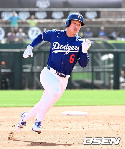 [OSEN=글렌데일(미국), 이대선 기자] '코리안 데이'였다.&nbsp;이정후(샌프란시스코 자이언츠)와 김혜성(LA 다저스)이 맞대결에서 나란히 맹활약했다. &nbsp;LA 다저스와 샌프란시스코 자이언츠는 2일(이하 한국시간) 미국 애리조나주 글렌데일의 캐멀백 랜치에서 2025 메이저리그 시범경기를 치렀다.&nbsp;이날 김혜성은 8번 유격수로,&nbsp;이정후는 3번 중견수로 각각 선발 출장했다. 이정후가 총알 2루타로 선제 타점을 올리자, 7푼 타율로 마음고생을 하던 김혜성은 시범경기 첫 홈런포를 터뜨렸다.3회말 1사에서 LA 다저스 락우드-파웰의 적시 2루타 때 1루주자 김혜성이 홈으로 쇄도하고 있다. 2025.03.02 / sunday@osen.co.kr