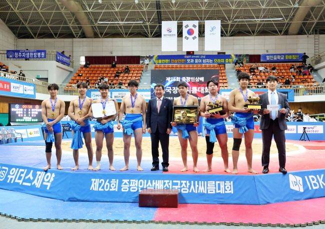 신어중이 올해 단체전 첫 우승을 차지했다. / 대한씨름협회