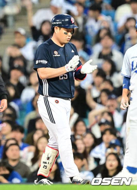 [OSEN=대구, 김성락 기자] 2일 대구 삼성라이온즈파크에서 '2025 신한 SOL Bank KBO리그' 삼성 라이온즈와 두산 베어스의 경기가 열렸다. 홈팀 삼성은 후라도, 두산은 잭로그를 선발로 내세웠다. 3회초 2사 1, 2루 두산 양의지가 동점 1타점 적시타를 날린 뒤 기뻐하고 있다. 2025.05.02 / ksl0919@osen.co.kr