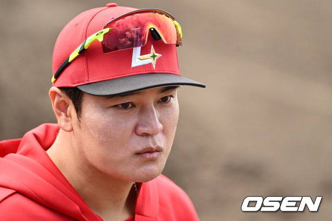 [OSEN=오키나와(일본), 조은정 기자]&nbsp;27일 일본 오키나와 고친다구장에서 한화 이글스 SSG 랜더스의 연습경기가 열린다.한화는 2월 22일 훈련을 시작으로 8차례 연습경기를 치른 뒤 내달 4일 귀국한다.은퇴 후 SSG 구단주 특별 보좌 및 육성 총괄로 돌아온 추신수가 훈련을 지켜보고 있다. 2025.02.27 /cej@osen.co.kr