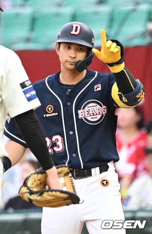 [OSEN=인천, 김성락 기자] 28일 오후 인천 미추홀구 SSG랜더스필드에서 ‘2024 신한은행 SOL Bank KBO리그’ SSG 랜더스와 두산 베어스의 경기가 열렸다.이날 홈팀 SSG 는 송영진, 원정팀 두산은 최준호를 선발투수로 내세웠다.6회초 2사 1루 두산 강승호가 안타를 날린 뒤 세리머니를 하고 있다. 2024.07.28 / ksl0919@osen.co.kr