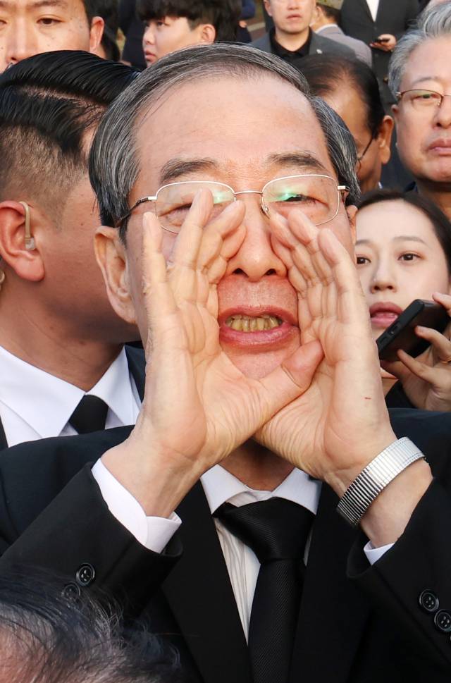 ▲2일 오후 광주 북구 국립 5·18 민주묘지를 찾은 한덕수 전 총리가 광주비상행동 등 시민·사회단체 관계자들의 반발에 가로 막히자 "저도 호남 사람"이라며 참배를 호소하고 있다. ⓒ연합뉴스