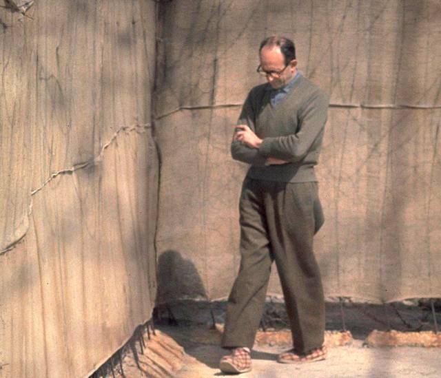 ▲ 이스라엘 정보기관 모사드에 납치돼 아얄론 감옥에 갇힌 아돌프 아이히만. 좁은 마당을 걸으며 생각에 잠긴 모습이다(1961년 4월21일). ⓒ위키미디어