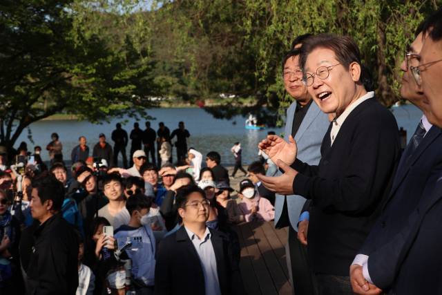 ▲더불어민주당 이재명 대선 후보가 '골목골목 경청투어' : 단양8경편'에 나선 4일 충북 제천군 의림지를 찾아 도민들에게 지지를 호소하고 있다. ⓒ연합뉴스