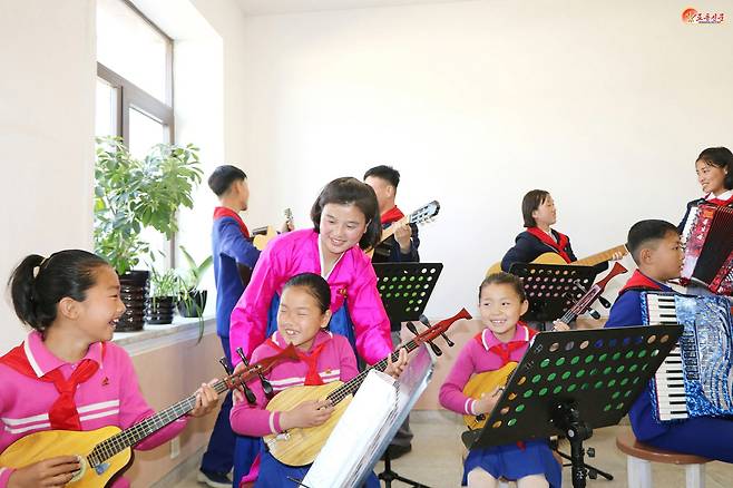 북한 노동당 기관지 노동신문은 28일 평안북도와 자강도, 양강도 수해지역 학교에서 악기 선물을 받은 학생들의 반응을 전했다. 신문은 "아이들은 너무 좋아 발을 동동 구르는데 그 모습을 바라보는 학부형들의 눈가에선 눈물이 주르륵 흘러내렸다"고 보도했다.&nbsp;