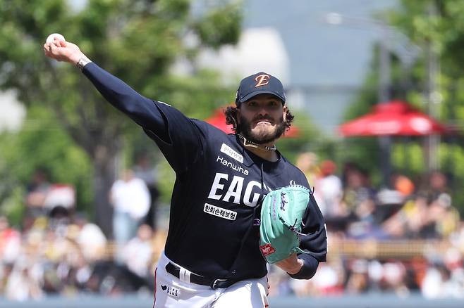 4일 광주기아챔피언스필드에서 열린 프로야구 한화 이글스와 KIA 타이거즈의 경기. 한화 폰세 선발투수가 1회에 투구하고 있다. 연합뉴스