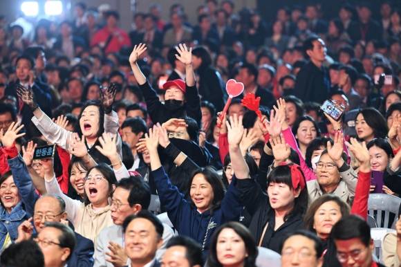 국민의힘 당원들이 3일 경기 일산 킨텍스에서 열린 제5차 전당대회에서 사회자 소개로 인사하고 있다. 2025.5.3 홍윤기 기자