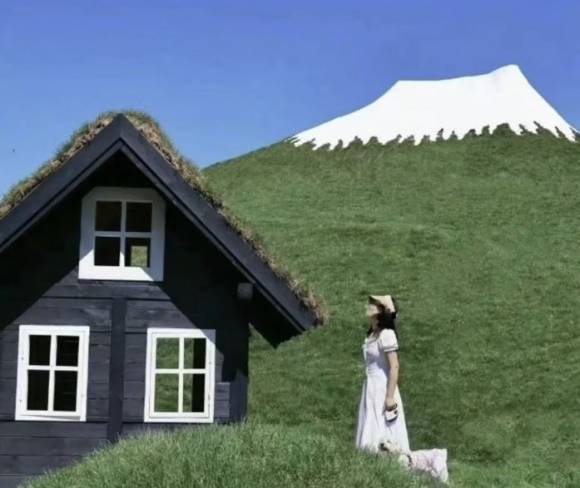 중국 허베이성의 동화 속 휴양지를 표방한 ‘우주 환상의 땅’ 관광지. 뒷편으로 일본 후지산을 모방해 정상부에 하얀 페인트를 칠한 언덕이 보인다. QQ.com