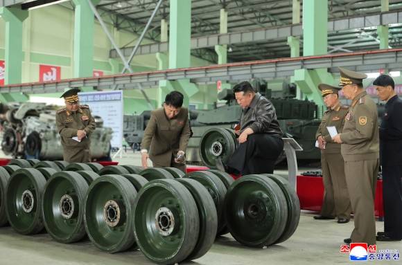북한 김정은, 중요탱크공장 시찰 - 김정은 북한 국무위원장이 중요땅크(탱크)공장을 현지지도하고 생산실태와 현대화사업 정형(경과), 탱크 핵심기술 연구과제 수행 정형을 파악했다고 조선중앙통신이 4일 보도했다. 탱크공장 방문에는 조춘룡 당 중앙위원회 비서, 김정식 당 중앙군사위원, 김용환 국방과학원 원장 등이 동행했다. 2025.5.4 연합뉴스