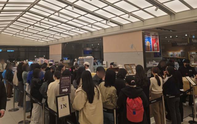 신세계백화점 대전점에 오픈한 부창제과 매장 앞에 대기줄이 길게 늘어서있다. 사진 제공=FG