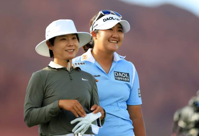 4일(한국 시간) 블랙 데저트 챔피언십 3라운드를 같은 조로 치른 이소미(왼쪽)와 유해란. AFP연합뉴스